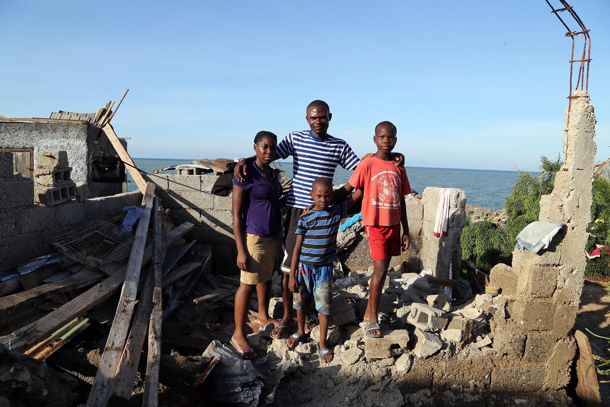 El padre de Dicejour, Jeody Luckmane, de 28 años, trabaja en el campo. Los fuertes vientos y las lluvias han destruido todos los cultivos. "No sé lo que vamos a hacer ahora. Todo está destruido. No queda nada. No hay comida o agua, y los niños están empezando a enfermar", dice. FOTO: © UNICEF/UN035026/Moreno Gonzalez