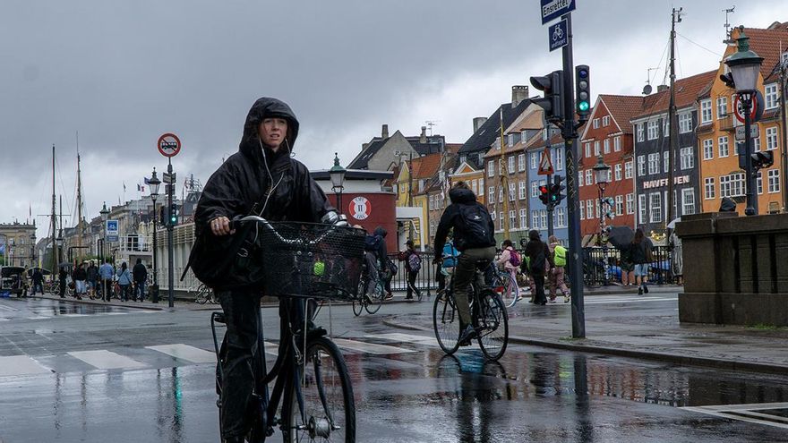 Ciclistas por el canal de Nyhavn, en Copenhague.