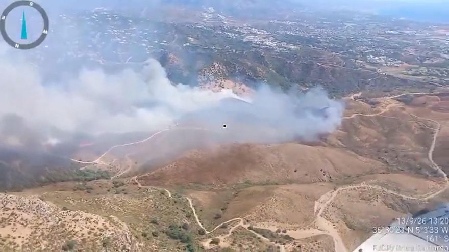 Tres heridos y 50 desalojados por el incendio de Benahavís (Málaga) que ha obligado a confinar el municipio
