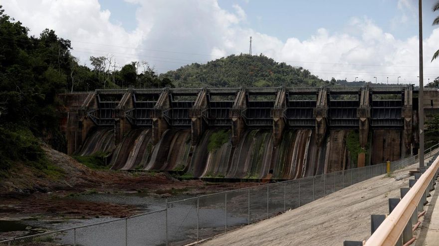 Vista del embalse de Carraízo sin agua este miércoles en el pueblo de Trujillo Alto, Puerto Rico.