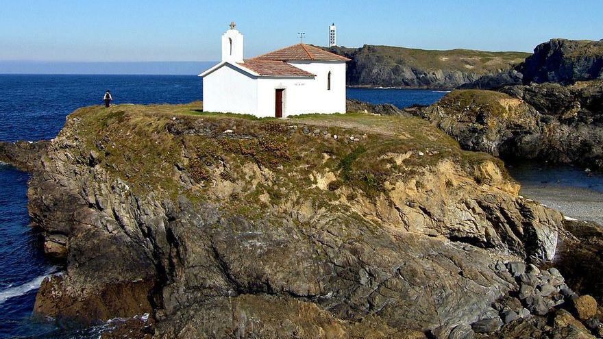 Esta es la ermita oculta entre un acantilado que solo podrás ver cuando baja la marea