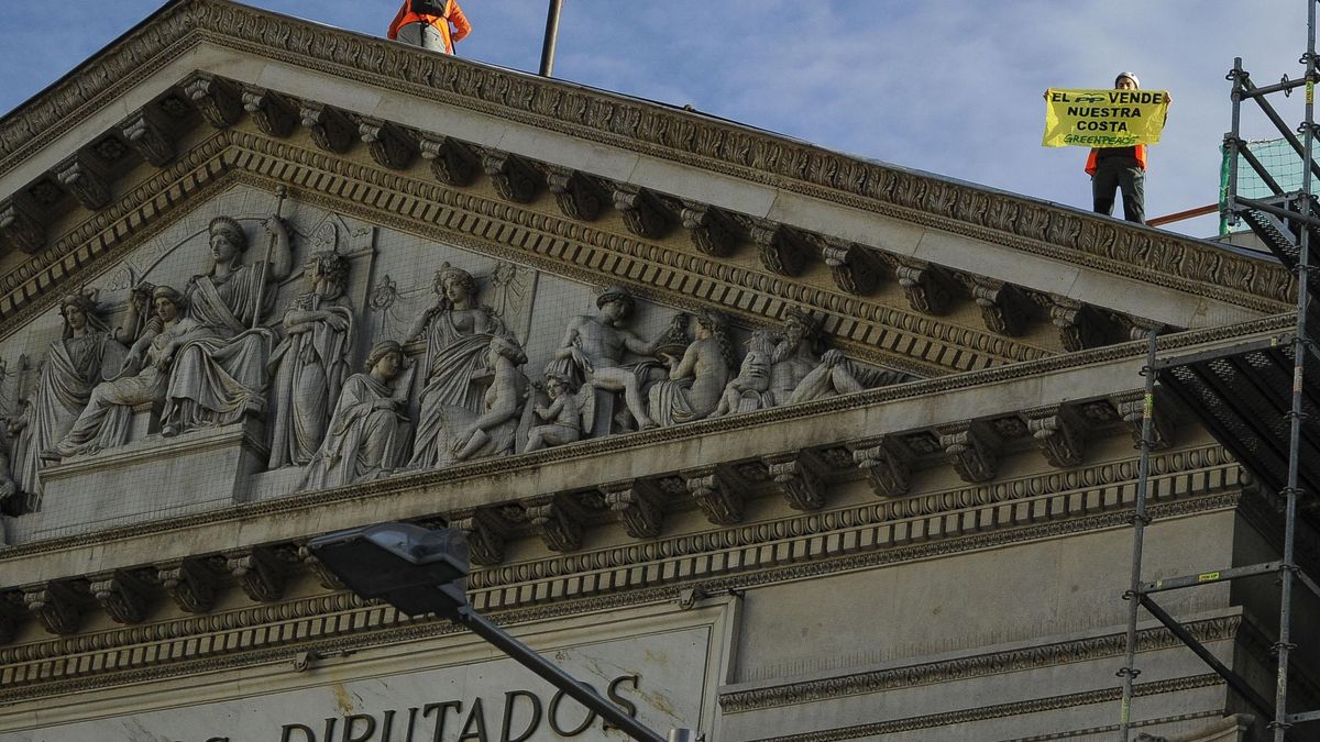 Activistas de Greenpeace despliegan una pancarta en el tejado del Congreso contra la Ley de Costas / Foto: Greenpeace