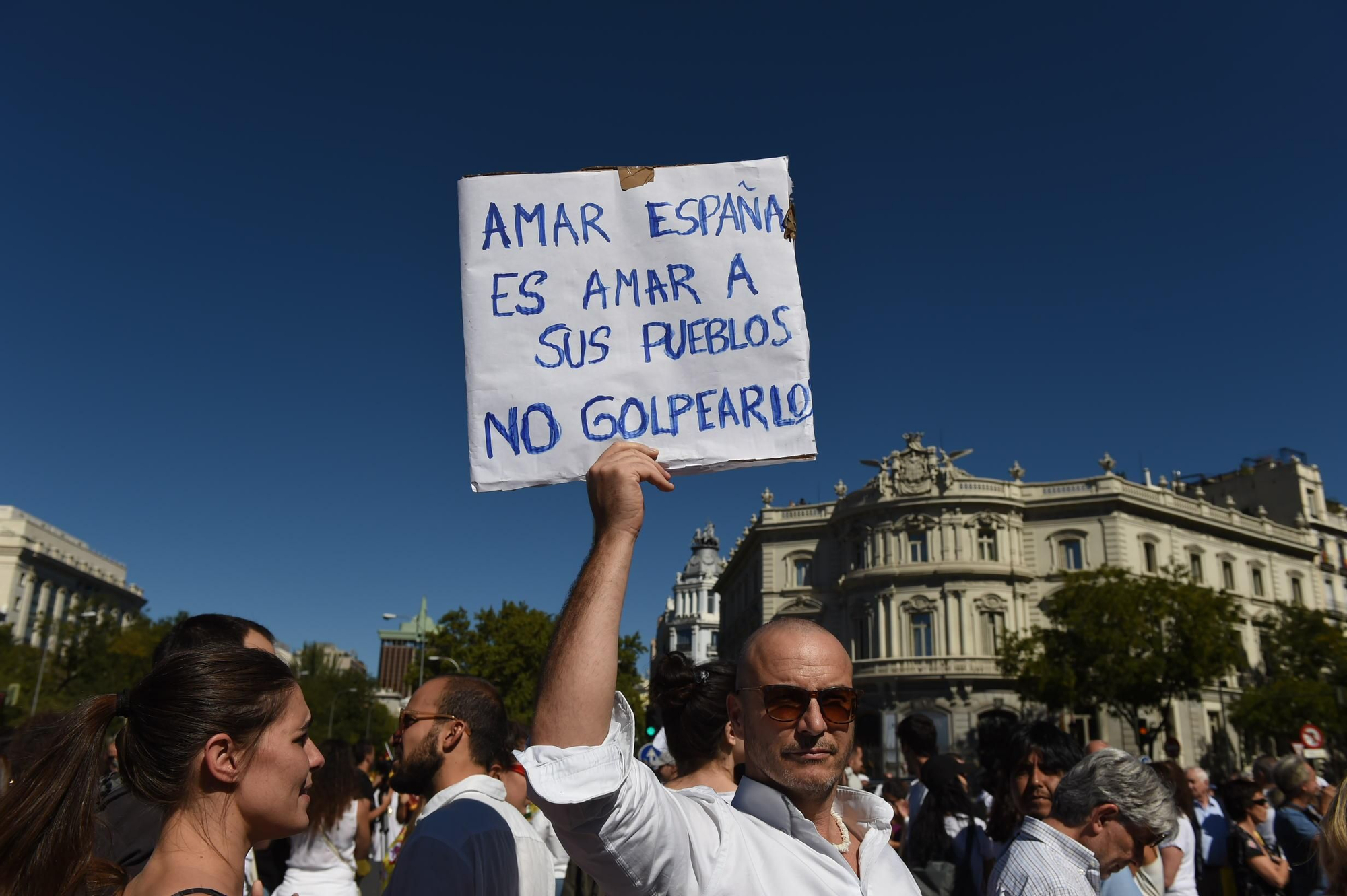 Un hombre sostiene una pancarta a favor del diálogo