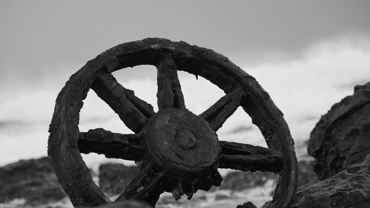 Una investigación interdisciplinar traza, paso a paso, la evolución estructural de la rueda, desde rodillos rudimentarios hasta ejes fijos, y plantea su origen en las minas de los montes Cárpatos