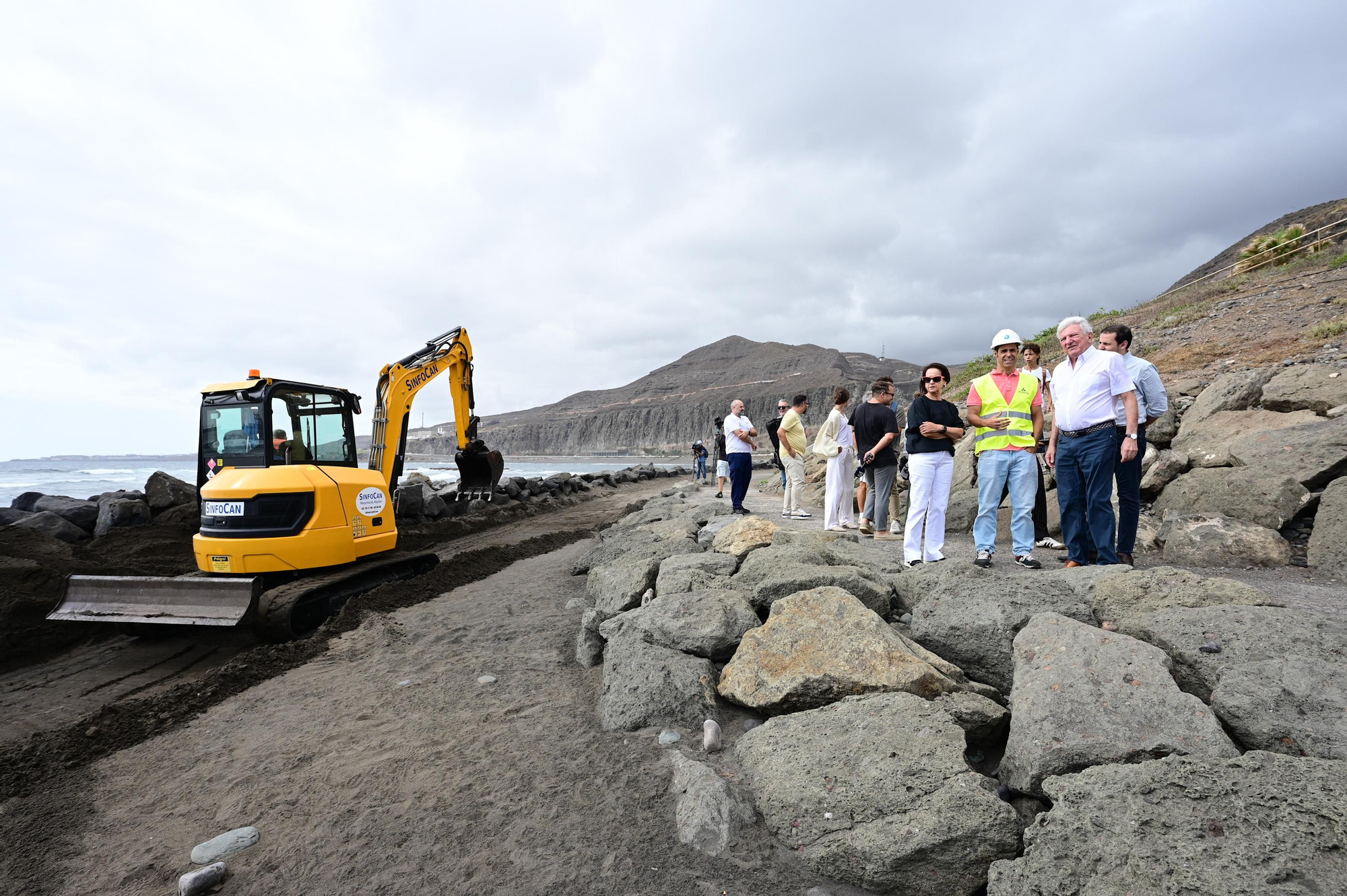 El concejal de Ciudad del Mar del Ayuntamiento de Las Palmas de Gran Canaria, Pedro Quevedo, en su visita este viernes a las obras de las piscinas de La Laja.