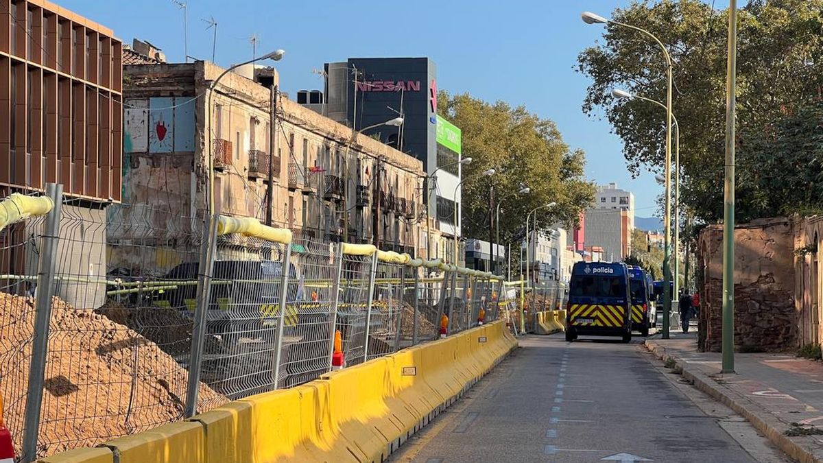 El Ayuntamiento de Barcelona desaloja la antigua fábrica La Escocesa ocupada por más de 50 personas