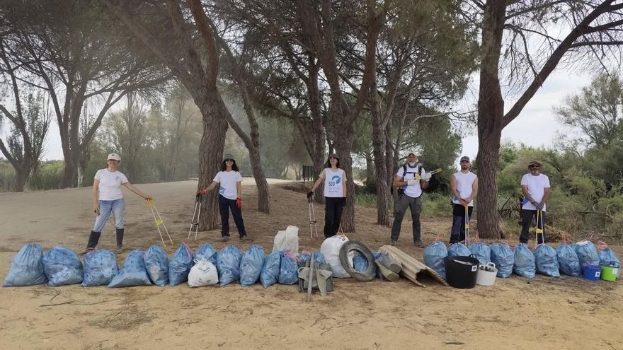 Diez años limpiando el camino del Rocío: "Una joya de la naturaleza como Doñana no puede tener una montaña de basura"