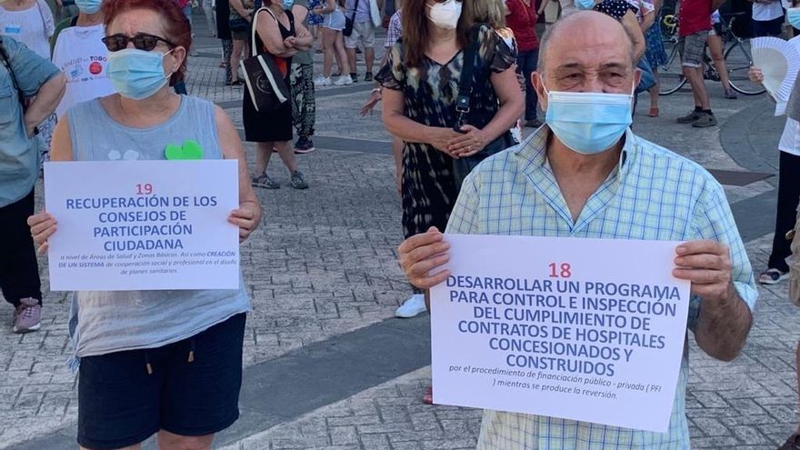 Colectivos por la sanidad pública piden frente a la Asamblea la dimisión de Ayuso.