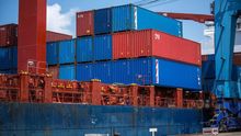 Contenedores de mercancía apilados en un puerto