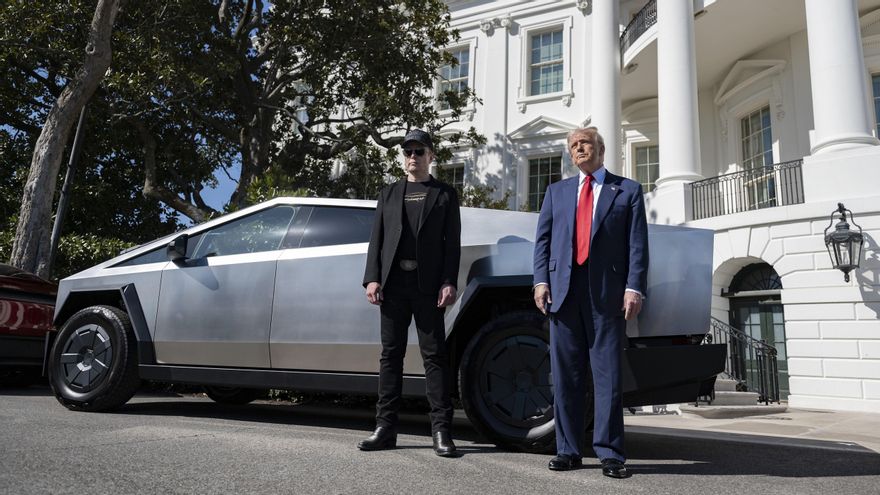 Musk y Trump con un Tesla Cybertruck frente a la Casa Blanca