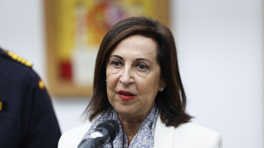 La ministra de Defensa en funciones, Margarita Robles, en la Base de Retamares en Pozuelo (Madrid) durante su visita al Mando de Operaciones para recibir un punto de situación sobre la participación de las Fuerzas Armadas en su colaboración a la seguridad de la "III Cumbre de la Comunidad Política Europea" y la del "Consejo Europeo", este viernes. EFE/ Rodrigo Jiménez