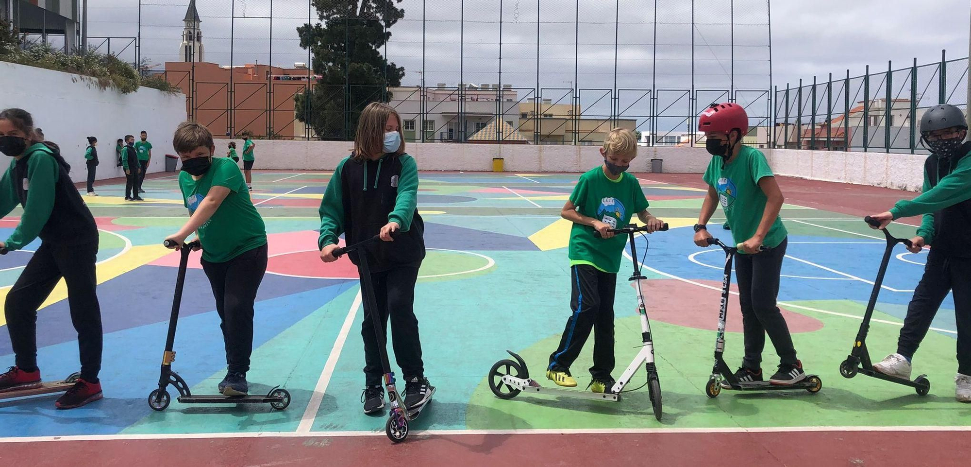 Alumnos de CEIP Adamancasis hace uso del patinete.
