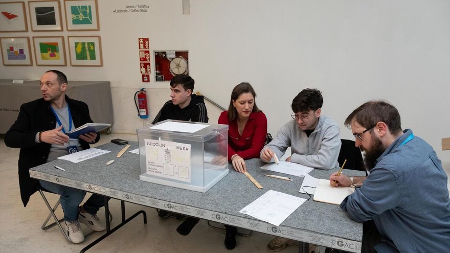 EuropaPress 5766004 mesa electoral centro galego arte contemporaneo cgac 18 febrero 2024