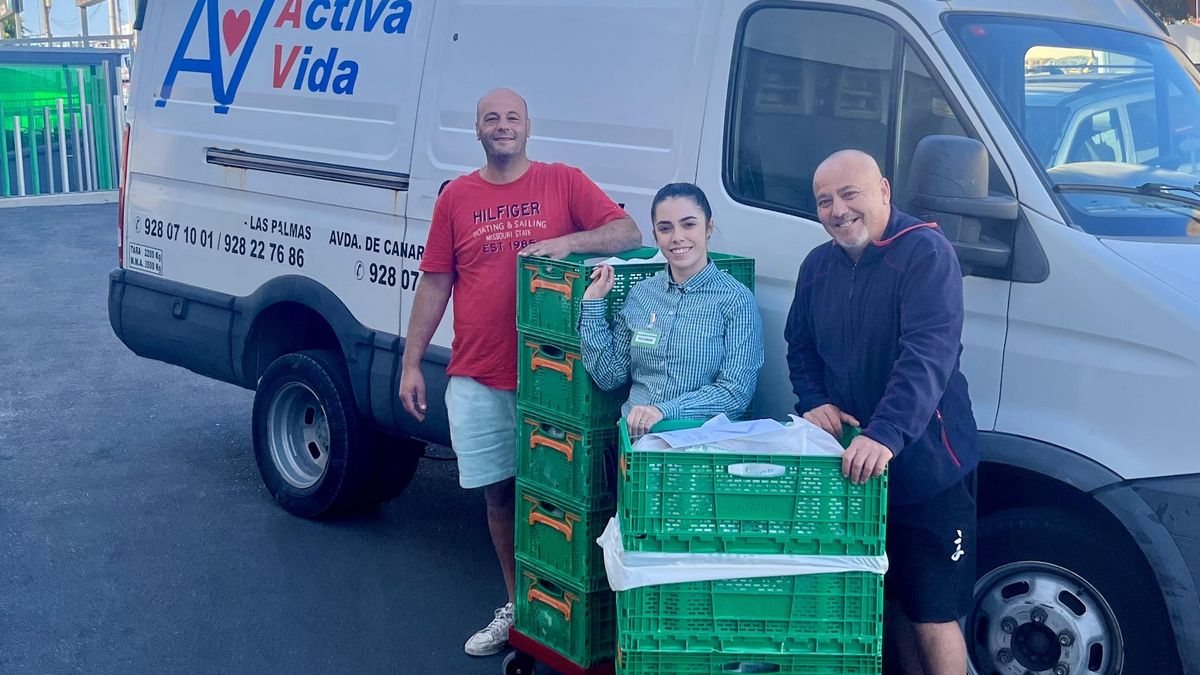 Representantes de Activa Vida Obra Social y Mercadona, durante una de las entregas en Las Palmas de Gran Canaria.