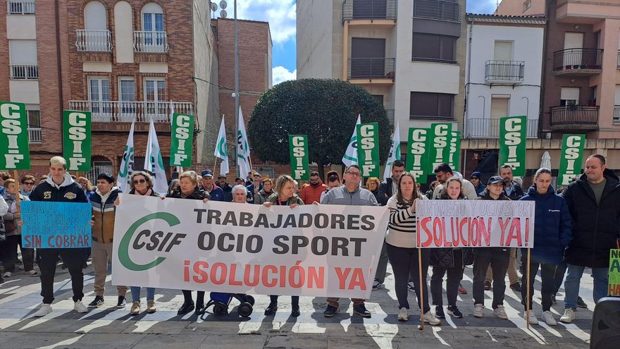Más de 300 personas se concentran en Lardero contra los impagos de la empresa Ocio Sport