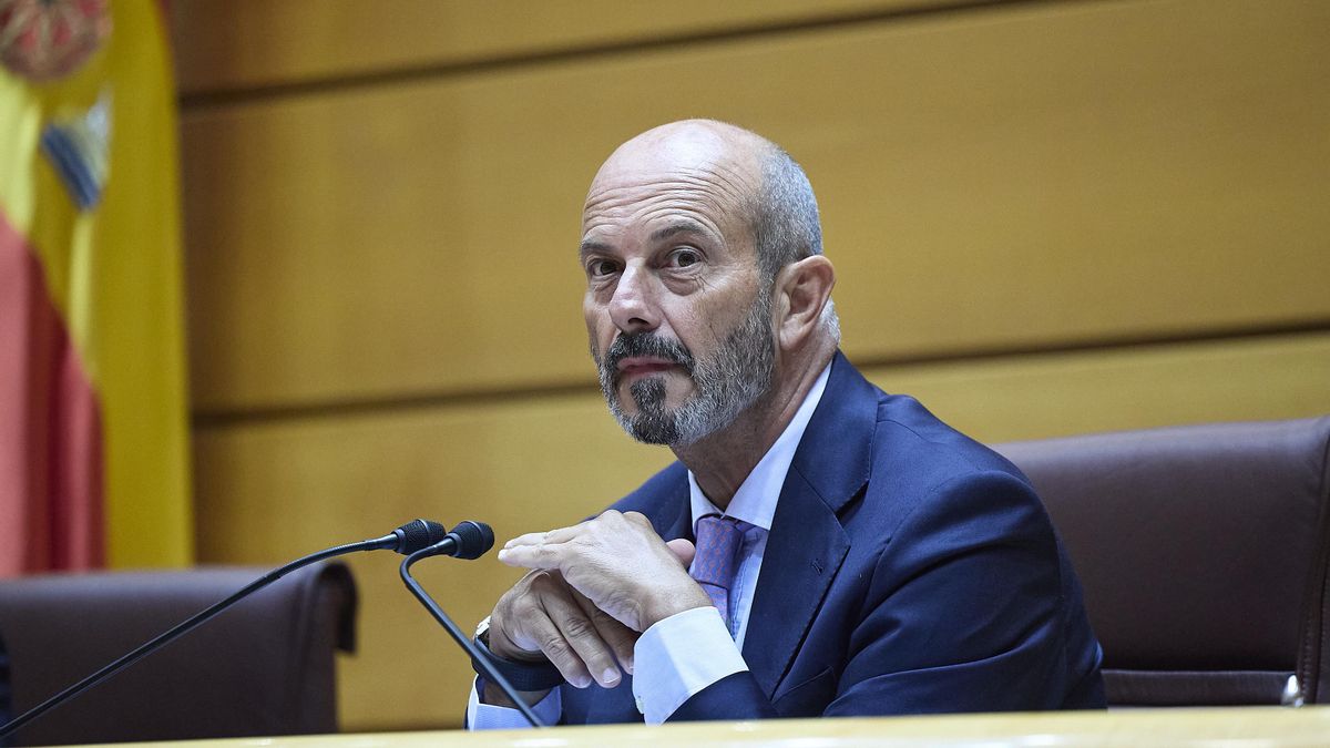 Un micro abierto caza al presidente del Senado quejándose de sus señorías: "Les importa tres pollas en vinagre"