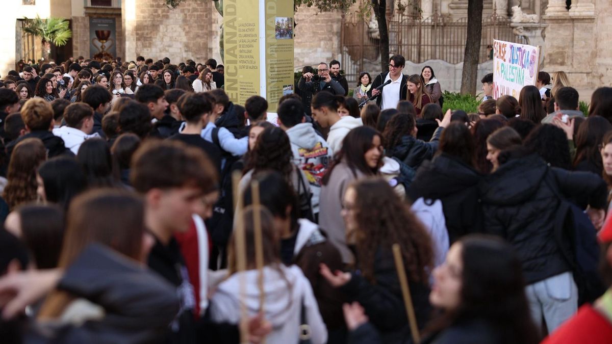 La dècima edició de la Valencianada ompli de nou els carrers de València