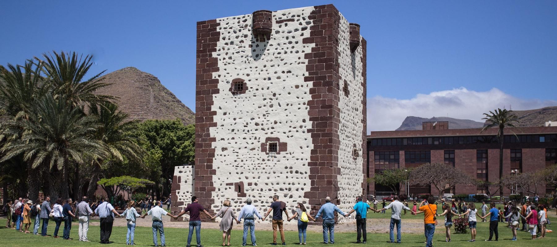 Cadena humana rodeando la Torre del Conde