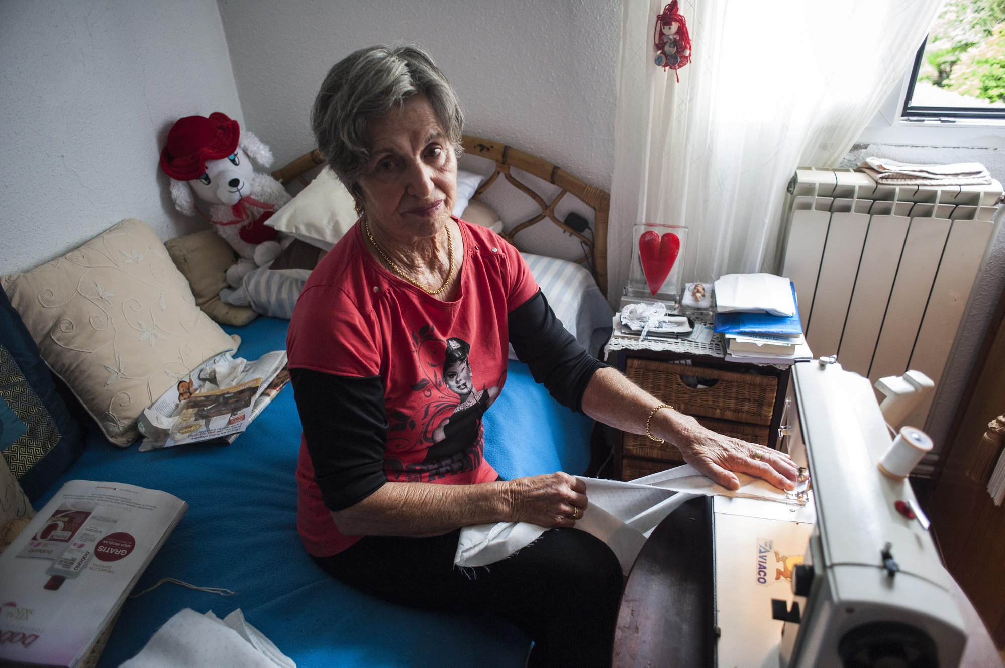 Yuca Gutiérrez cose en una habitación de su casa en el barrio santanderino de El Pilón. | Joaquín Gómez Sastre