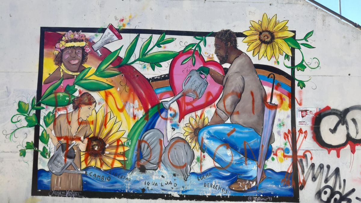 Denuncian la vandalización de un mural LGTBI en Valladolid con inscripciones racistas y símbolos falangistas