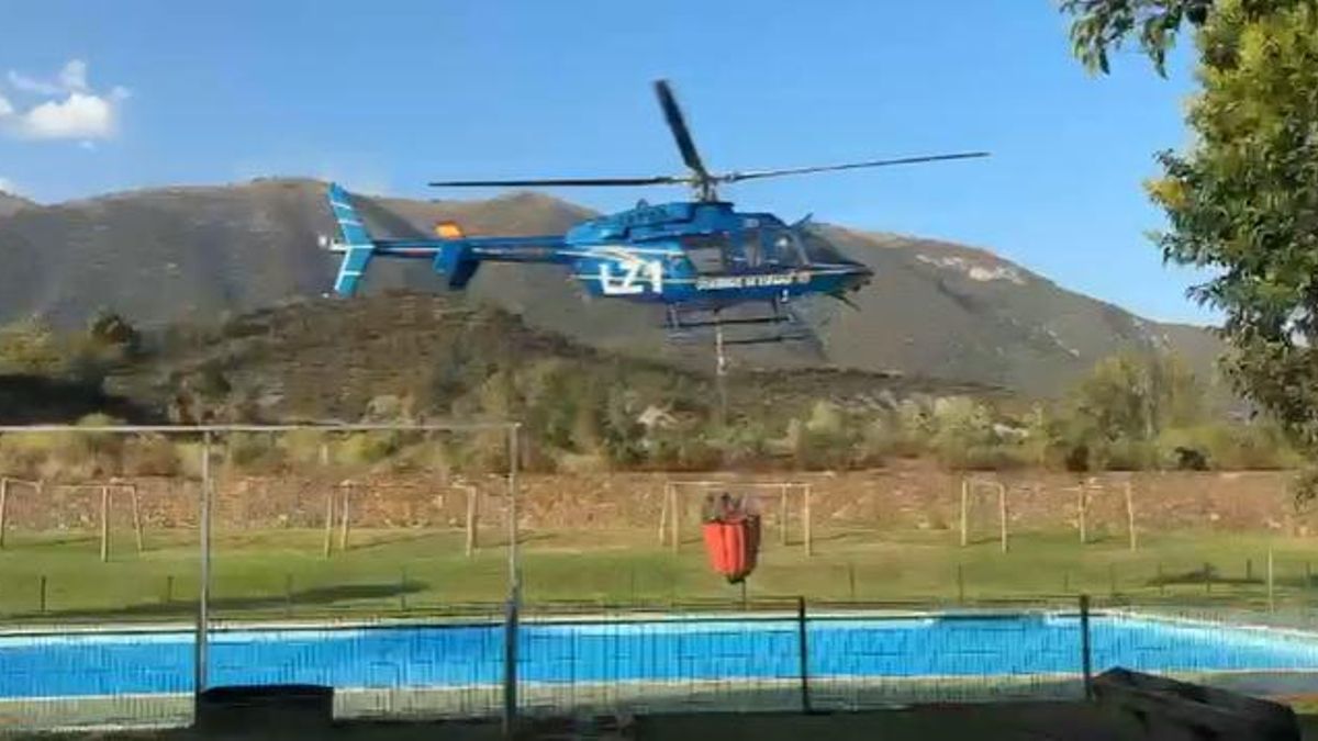 La piscina de Campo se transforma en un punto de carga para los helicópteros que combaten los incendios del Pirineo