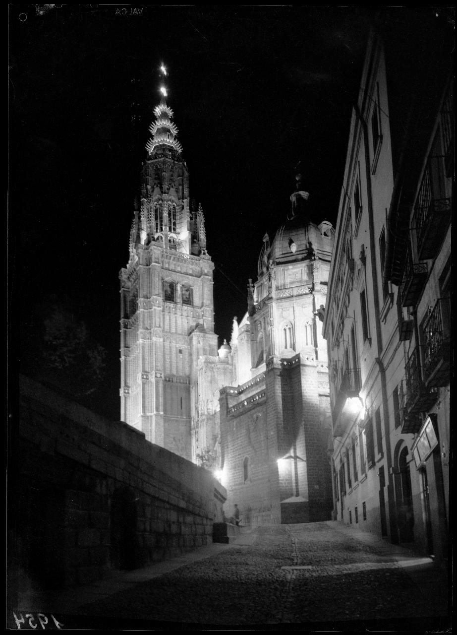 Perspectiva de la Catedral de Toledo iluminada, desde la calle de la Ciudad. Años 60.
