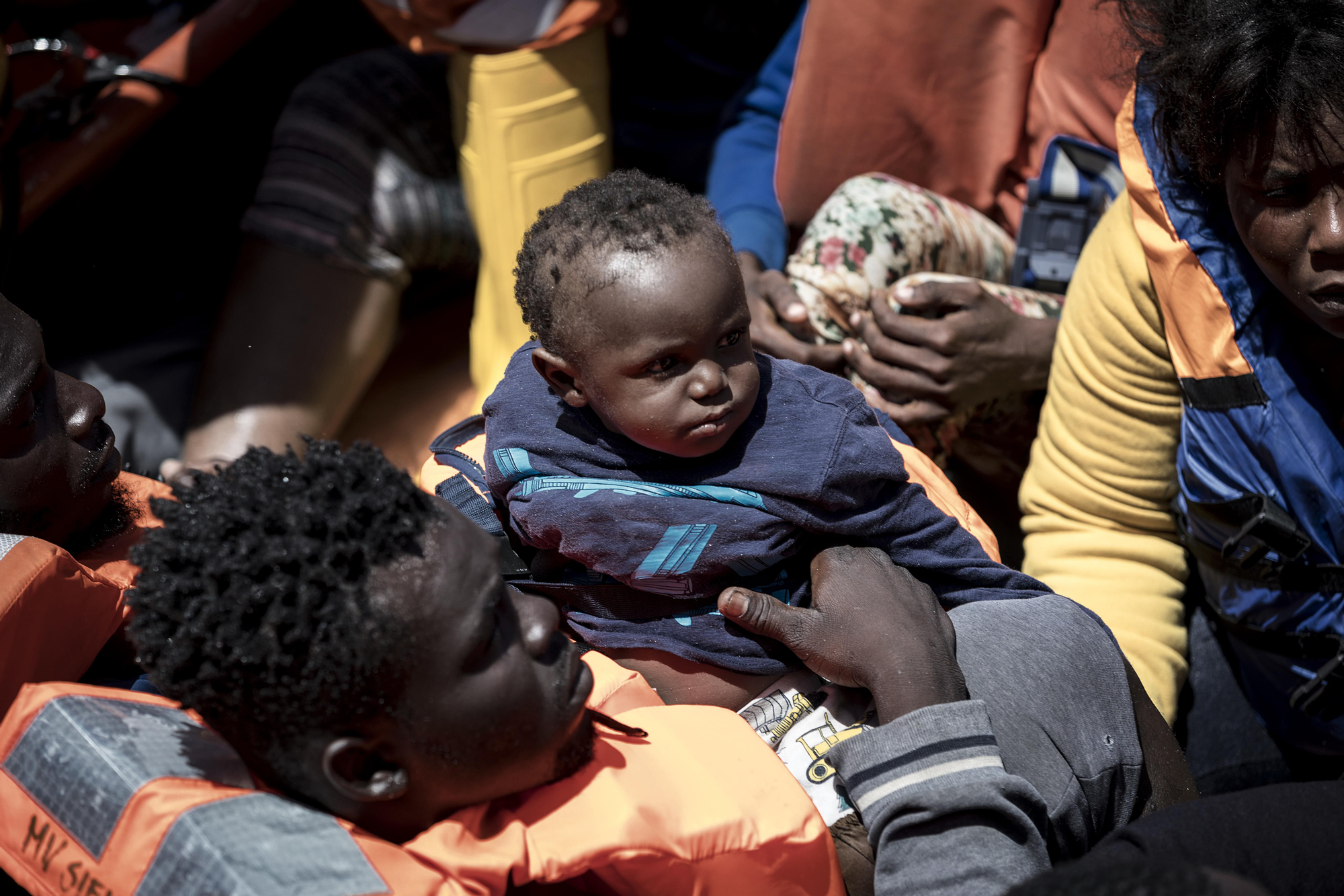 Awa (nombre ficticio) y sus hijos fueron rescatados de la costa de Libia durante la misión de búsqueda y rescate de Save The Children en el mar Mediterráneo en mayo de 2017. Huyeron de su hogar en Sierra Leona para que su hija no estuviera sujeta a la mutilación genital femenina. En Libia, Awa fue encarcelada pero dos de sus hijos huyeron. Después de cinco meses, logró escapar con su familia y supo que sus otros dos niños habían llegado a Italia. "Eso me dio más fuerza", dijo Awa a bordo del Vos Hestia. "Elegiría hacer cualquier para estar con mis hijos, y para que estén sanos y salvos. Espero volver a reunirme con mi familia". | Foto: Louis Leeson/Save the Children
