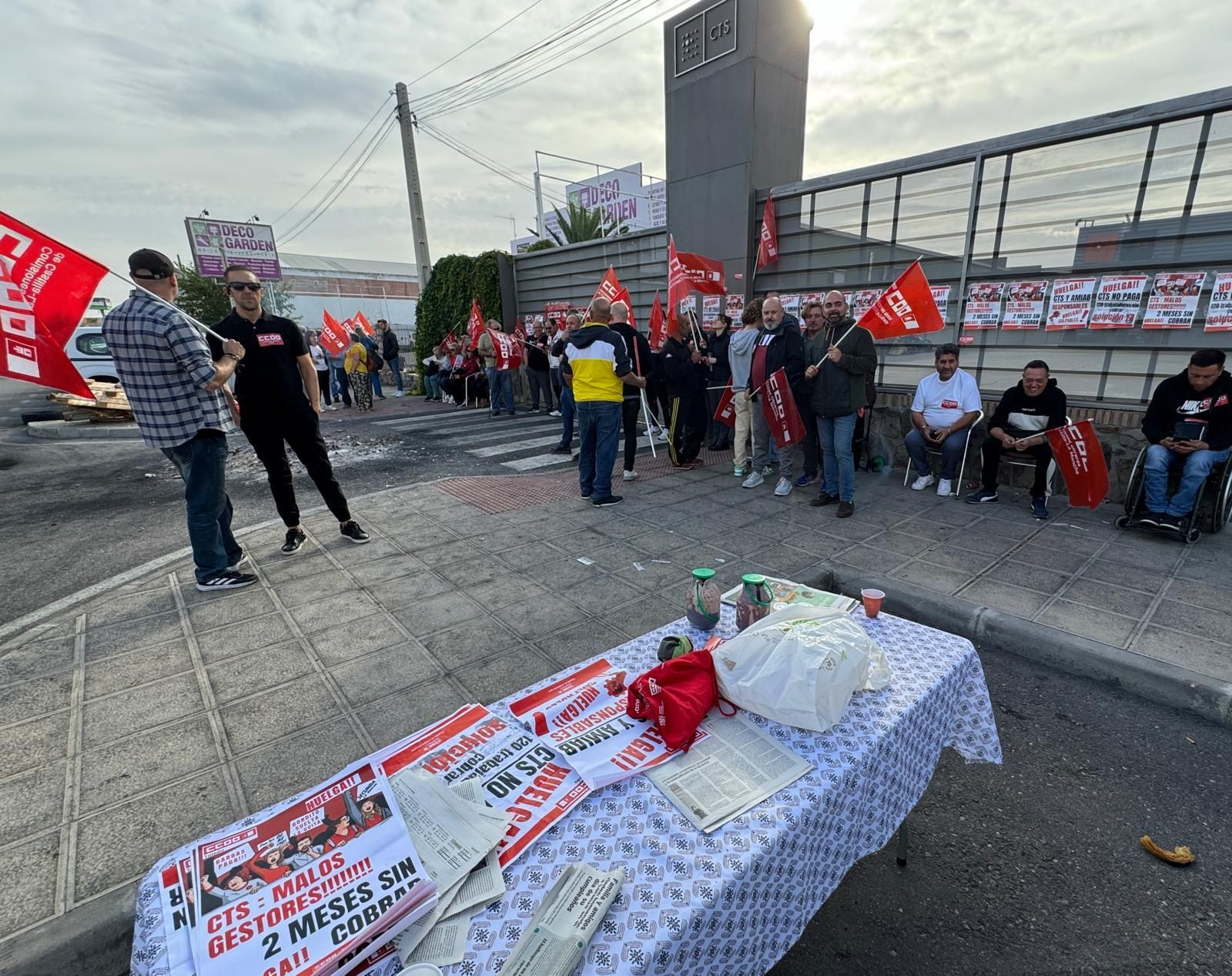 CCOO conmemoró el Día del Trabajo Decente con una concentración a las puertas de COCEMFE Toledo que adeuda tres meses de nómina a sus empleados con discapacidad