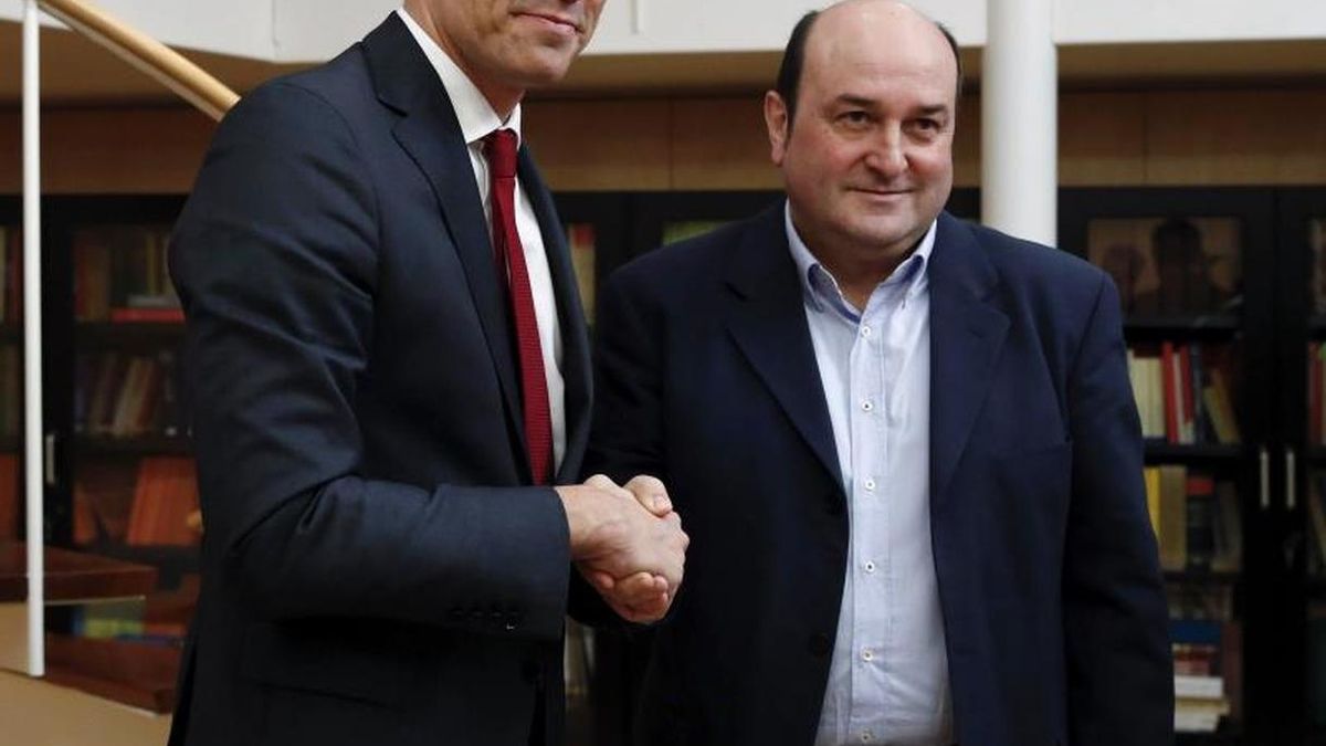 Pedro Sánchez y Andoni Ortuzar.