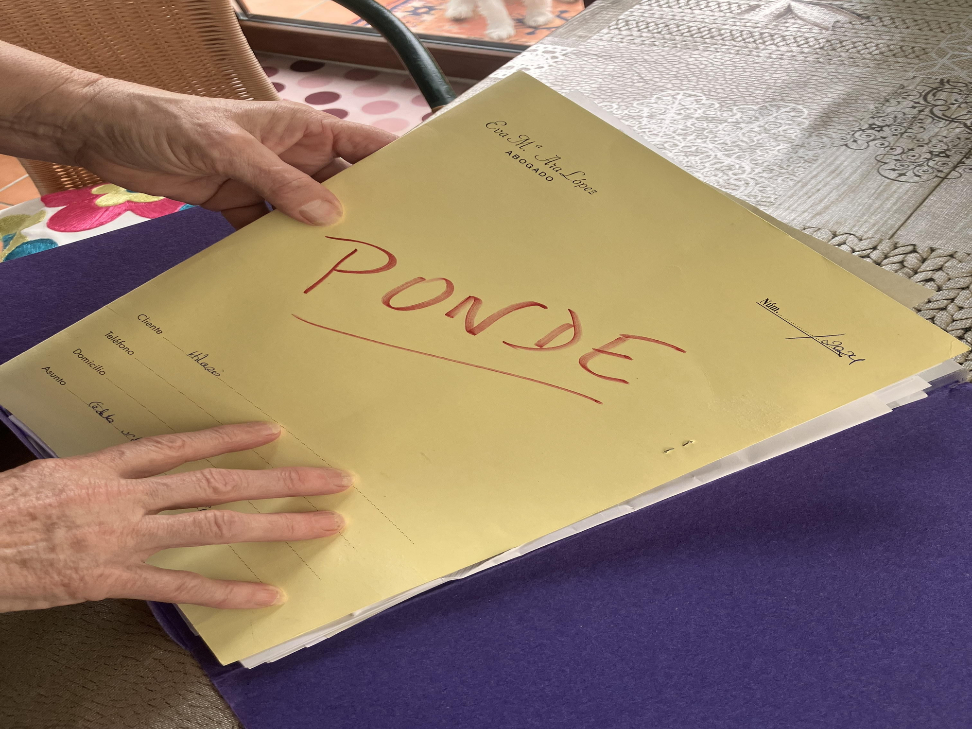 Carpeta del matrimonio afectado por el PSIR con su documentación de la finca y la casa.