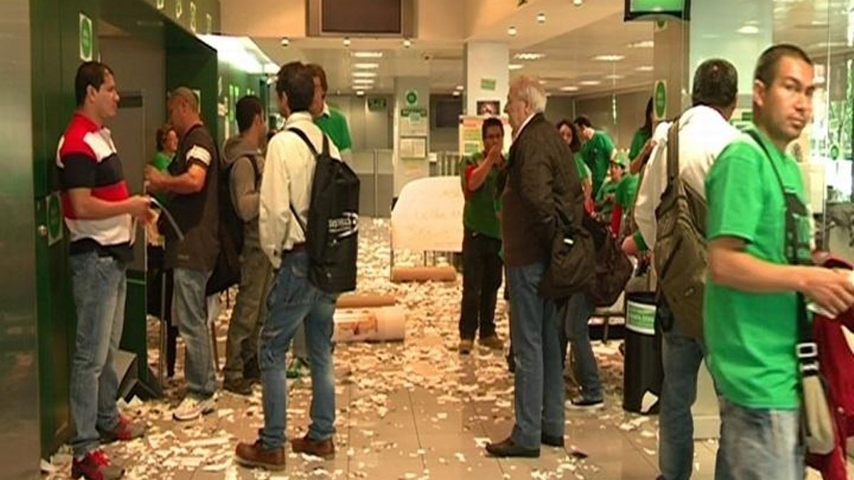 Activistas de la PAH ocupan 12 oficinas de Bankia en Cataluña contra los desahucios