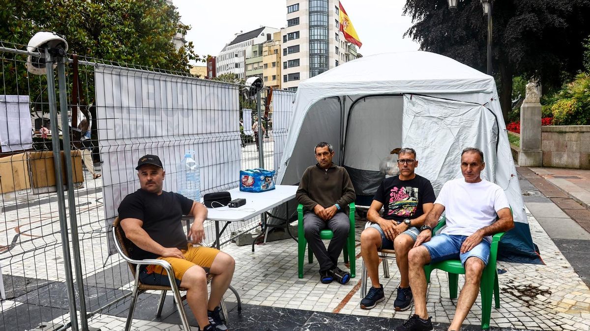 Los 56 trabajadores de TYC Narcea afectados por el ERE, en la calle: la acampada minera en Oviedo no se levanta
