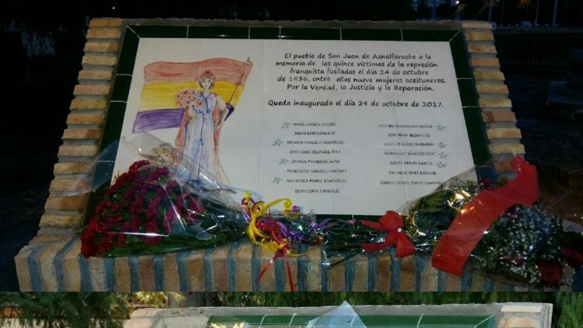 El monolito en memoria de las víctimas, antes y después del ataque