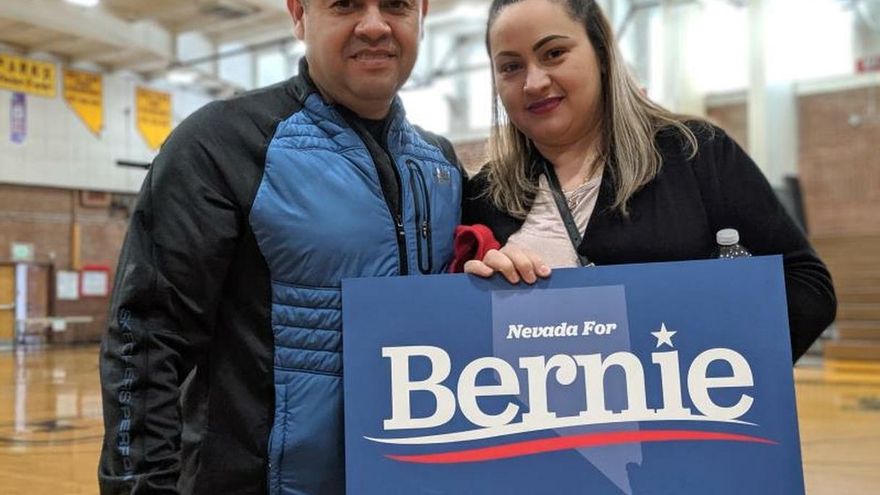 Los simpatizantes de Bernie Sanders, Juan Manuel Murillo Pablo y su esposa Rosa Murillo, durante un evento de campaña este sábado en Sparks High School de Sparks, Nevada (EE. UU). Son las diez y cuarto de la mañana de un sábado en el Instituto de Secundaria de Sparks, un suburbio de Reno (Nevada). Hace apenas unos minutos que el colegio ha abierto para que se celebren los "caucus" del Partido Demócrata, de los que está pendiente todo EE.UU. Y a esa hora, entre los más madrugadores, parece que solo haya un candidato: Bernie Sanders.