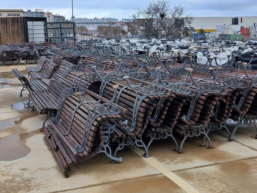 Bancos antiguos de madera retirados de las calles de la capital