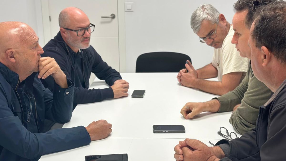 Reunión de Pedro Afonso, viceconsejero para la Recuperación Económica y Social de La Palma, este miércoles, con representantes de Asepalma.