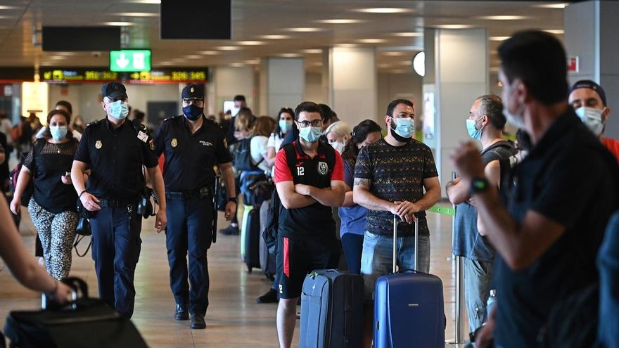 Pasajeros en la T-1 del aeropuerto de Barajas, que comienza a operar este miércoles y donde se realizarán controles sanitarios a los pasajeros que lleguen al aeropuerto.