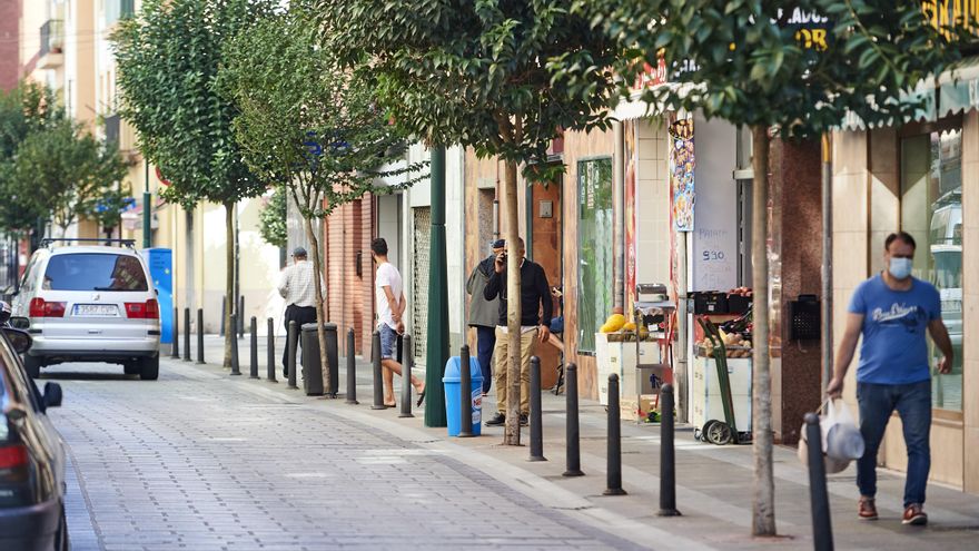 Archivo - Transeúntes pasean por una calle de Torrelavega
