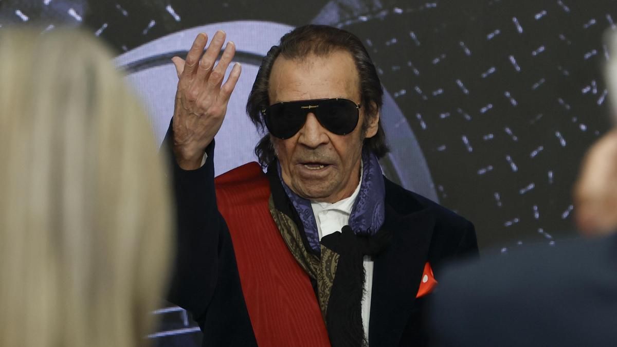 Pepe Habichuela tras recibir la Gran Cruz de la Orden Civil de Alfonso X el Sabio en febrero de 2026.