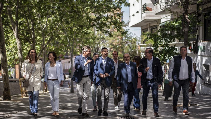 El presidente de la Junta de Andalucía, Juan Manuel Moreno, acompaña a candidatos del PP en el sur de Madrid durante un paseo por Alcorcón junto al secretario general en la región, Alfonso Serrano, este viernes.