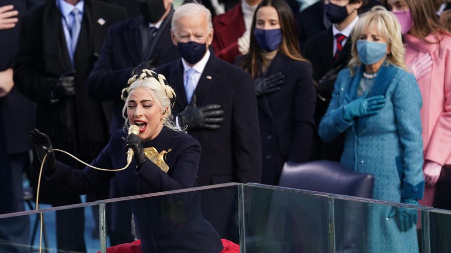 Lady Gaga, durante su actuación en la que ha cantado el himno nacional