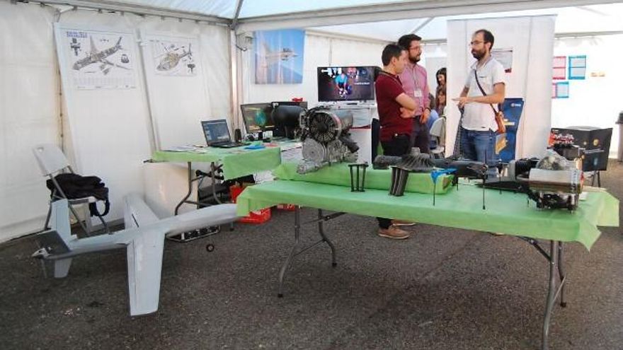 El puesto divulgativo de aerotecnología con motores y drones en la ExpoCiencia 2018. Foto: Uribe.
