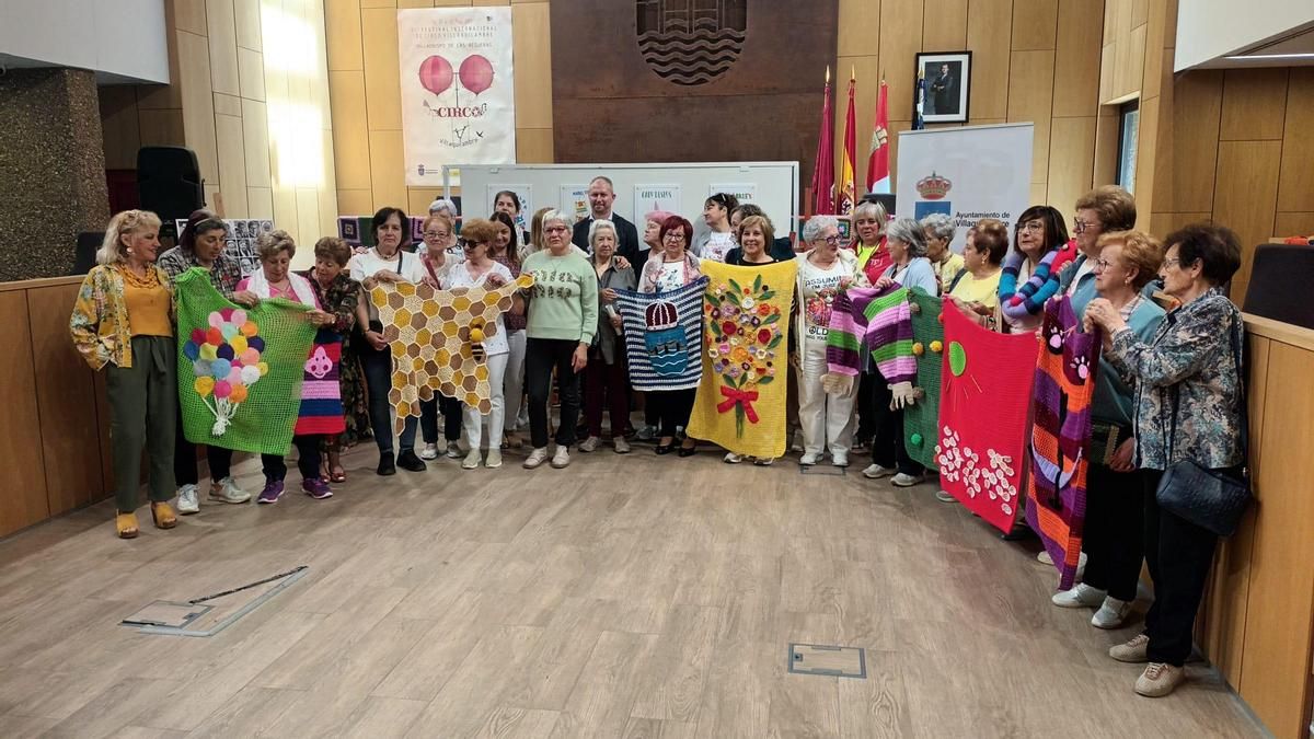 Presentación del Festival Internacional de Circo de Villaquilambre con la presencia de las mujeres que participarán en la decoración del parque de Villaobispo.