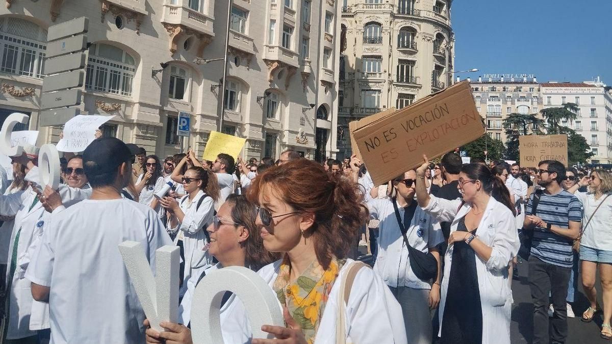 Profesionales sanitarios se manifiestan este viernes en Madrid