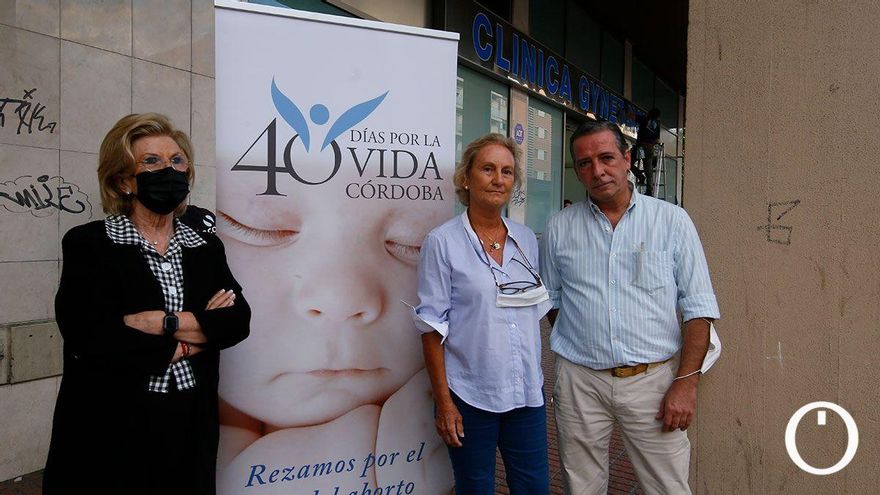 Comienzan los rezos a las puertas de la clínica Gynetrisur