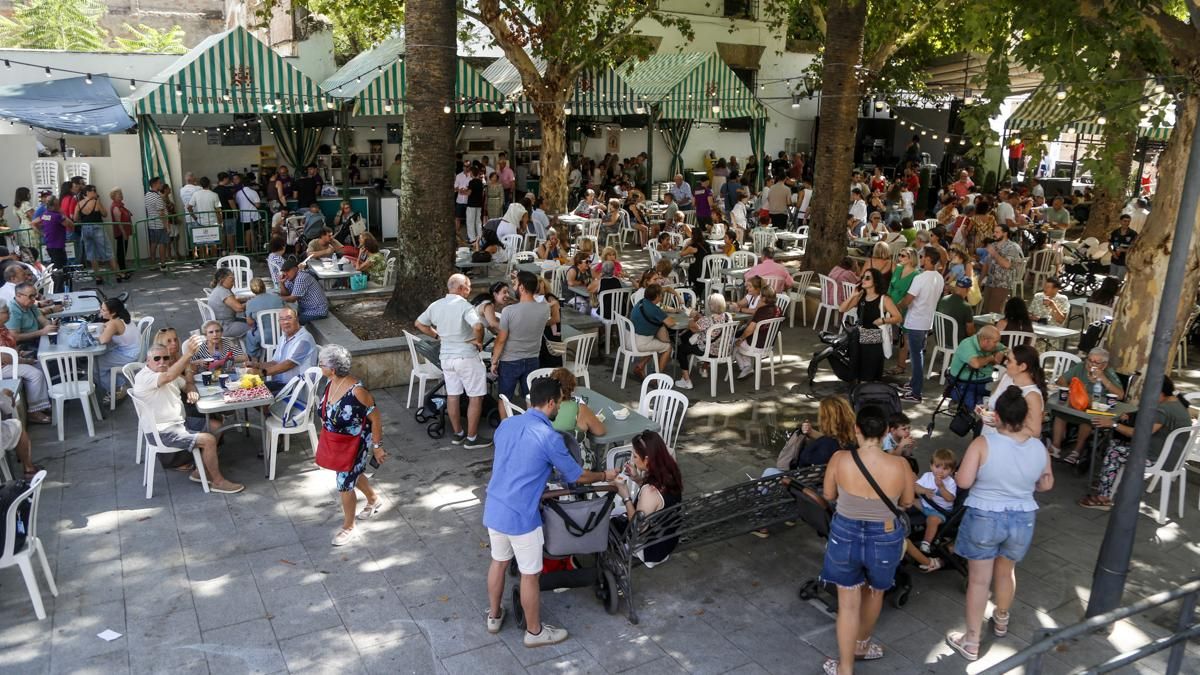Salmorejá y ambiente en la Velá el día de la Fuensanta