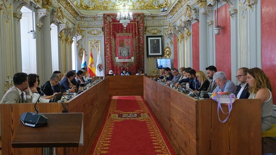 El PP, sin su portavoz, intenta reprobar a la alcaldesa de Las Palmas de Gran Canaria por la limpieza de la ciudad