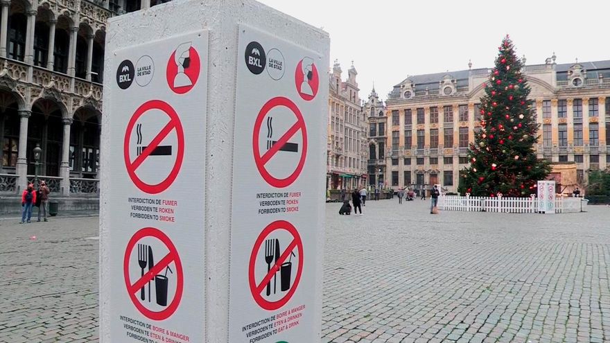 -Vista de la Grand Place de Bruselas (Bélgica). Un imponente árbol se erige en la Grand Place que se resiste a renunciar a su característico espíritu navideño y por la que pasean los pocos foráneos que han llegado a Bruselas y que desafían las restricciones bajándose discretamente la mascarilla para sonreír en una "selfie" digna de las Navidades de antes de la pandemia. EFE/Leo Rodríguez