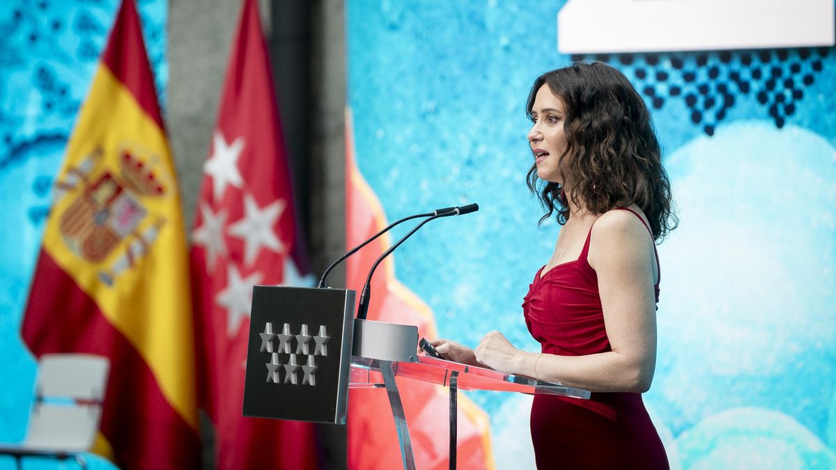Ayuso consolida un Dos de Mayo sin miembros del Gobierno y advierte de que Madrid "no se dejará controlar por nada ni nadie"