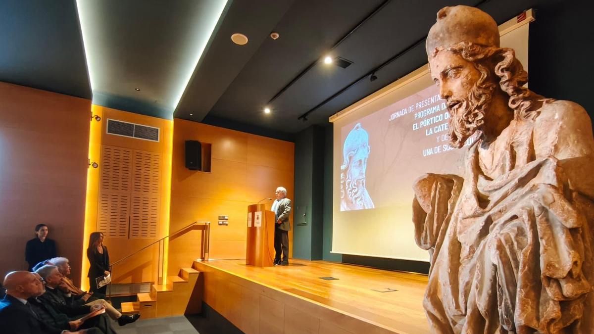 Réplica de la estatua original de San Simón de la fachada de la Catedral de León.
